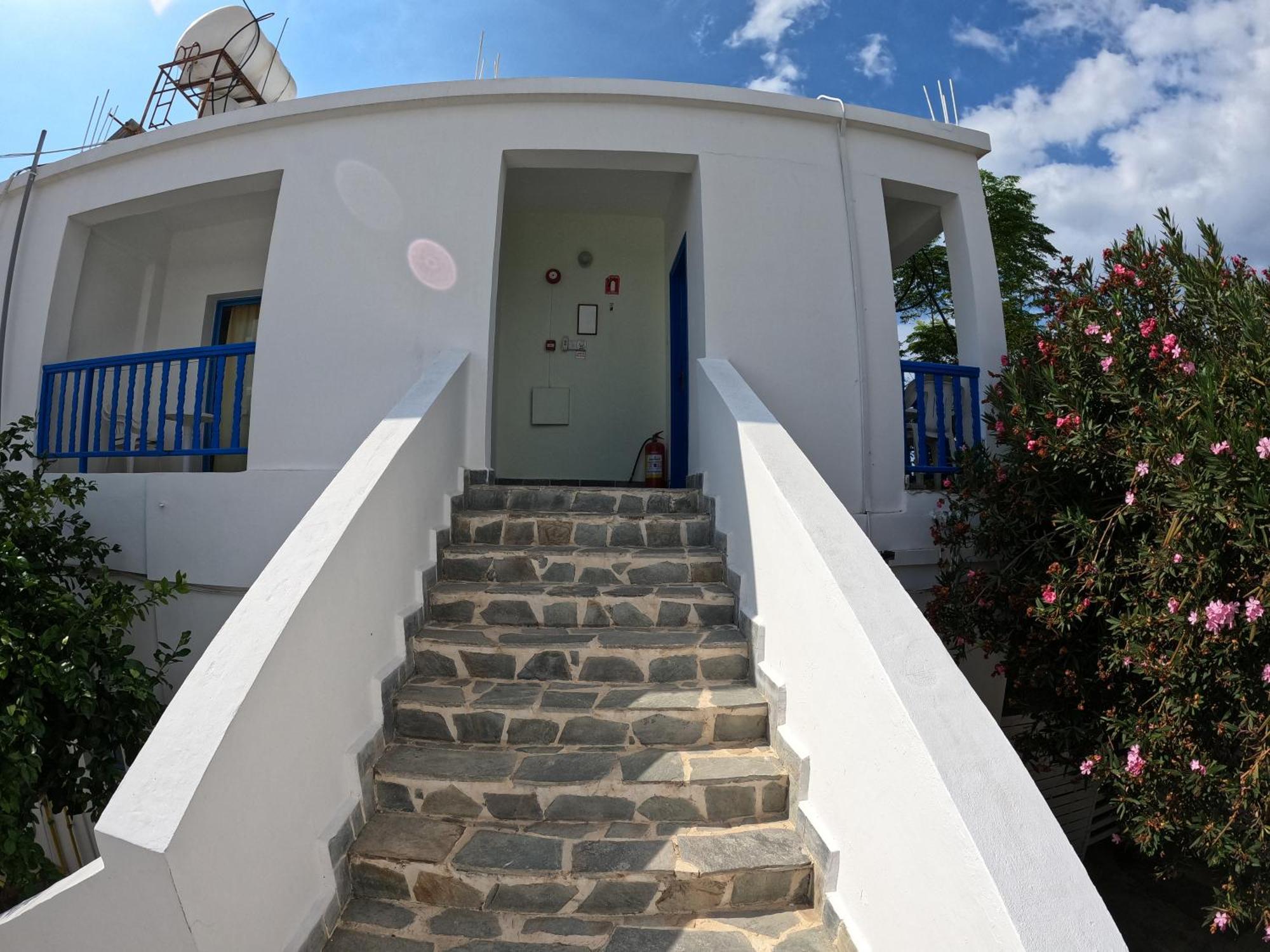 Island Budget Apartments Paphos ภายนอก รูปภาพ