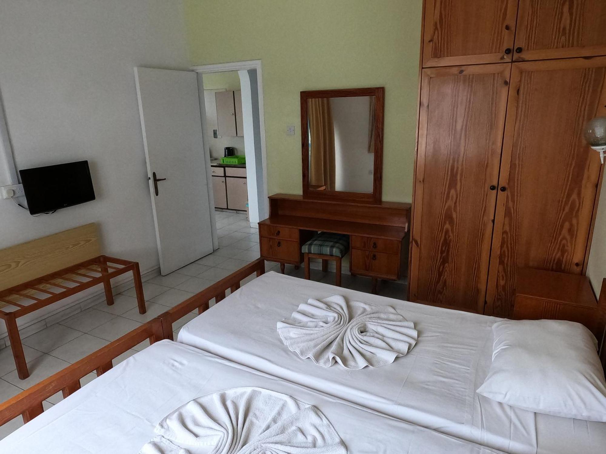 Island Budget Apartments Paphos ภายนอก รูปภาพ
