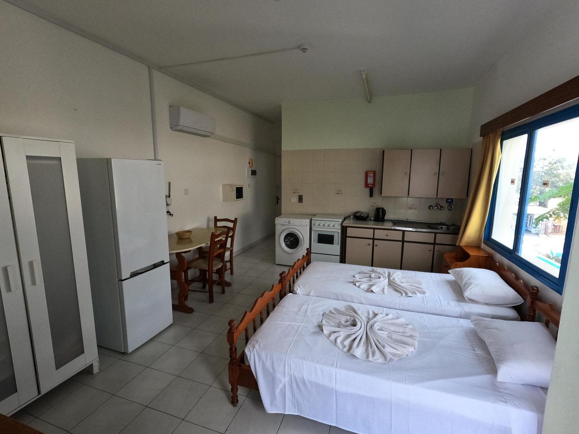 Island Budget Apartments Paphos ภายนอก รูปภาพ