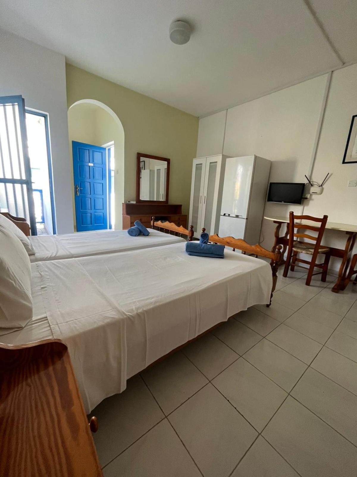 Island Budget Apartments Paphos ภายนอก รูปภาพ