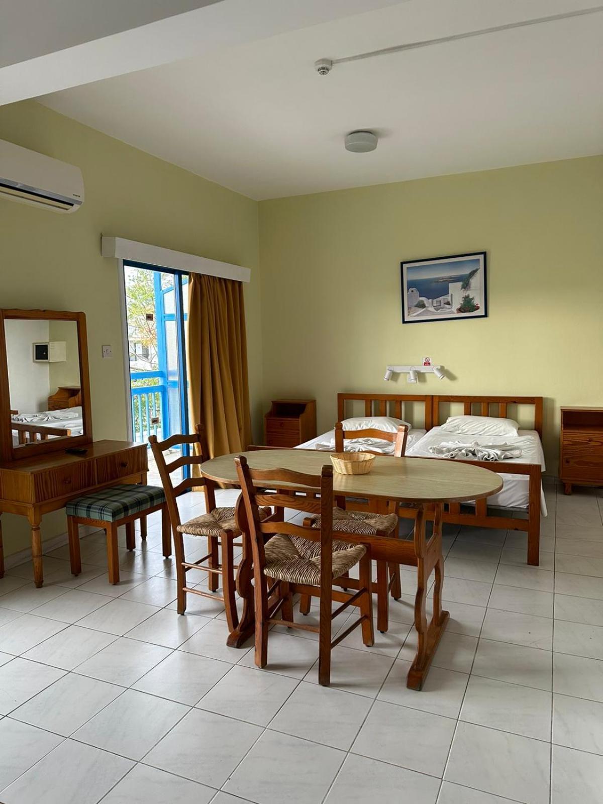 Island Budget Apartments Paphos ภายนอก รูปภาพ