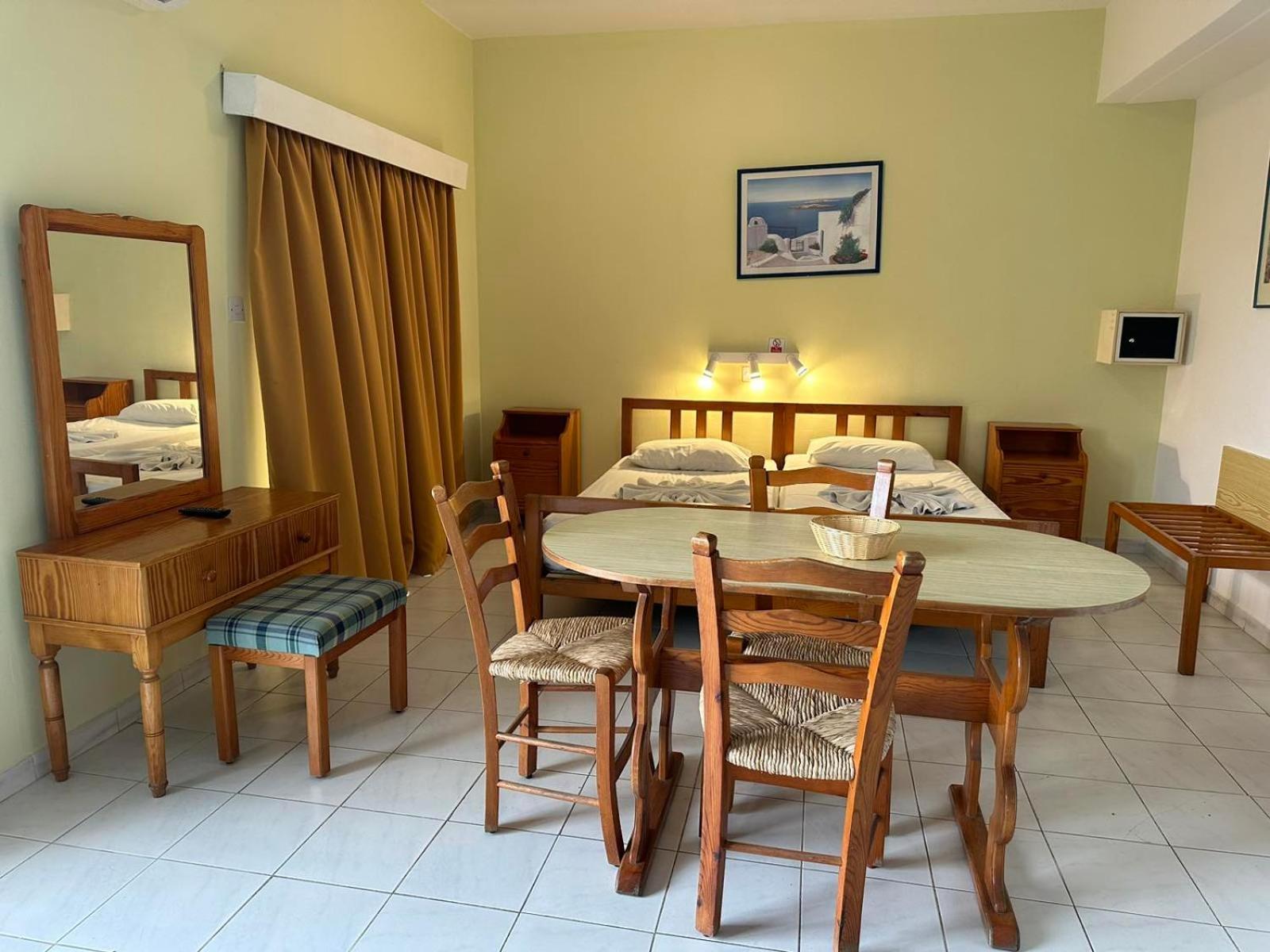 Island Budget Apartments Paphos ภายนอก รูปภาพ