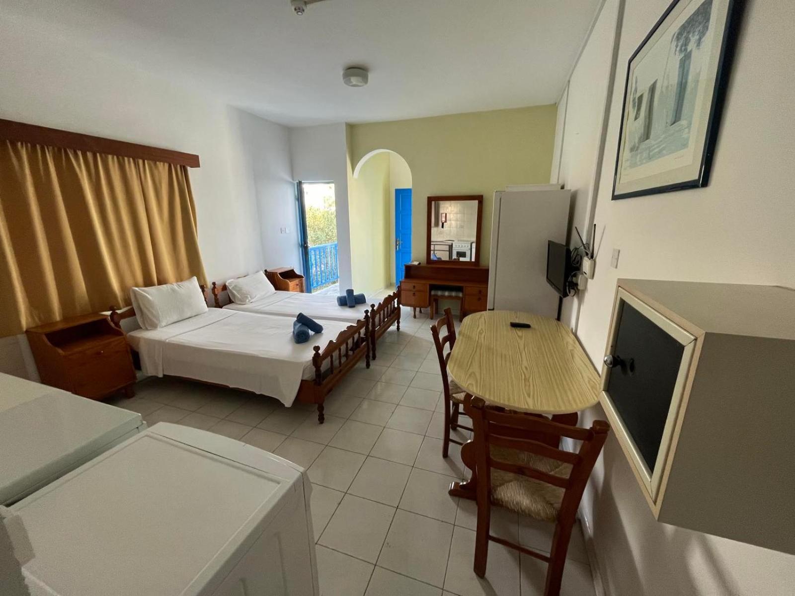 Island Budget Apartments Paphos ภายนอก รูปภาพ